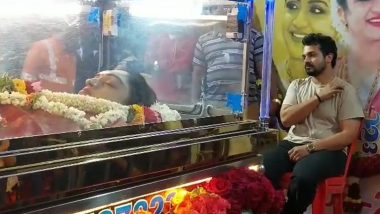 Spandana Funeral Update: Teary-Eyed Vijay Raghavendra Is Inconsolable Seated Next to His Wife's Mortal Remains (Watch Video)