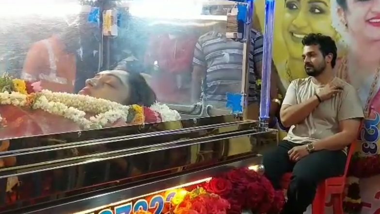 Spandana Funeral Update: Teary-Eyed Vijay Raghavendra Is Inconsolable Seated Next to His Wife's Mortal Remains (Watch Video)