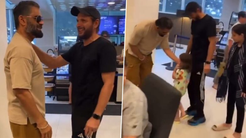 Shahid Afridi Meets Bollywood Actor Suniel Shetty, Video of Their Heartwarming Interaction Goes Viral'