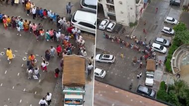 Queues To Buy Tomato in Uttar Pradesh Video: People Stand in Long Queue To Buy Tomatoes at This Price in Ghaziabad Society, Viral Clip Surfaces