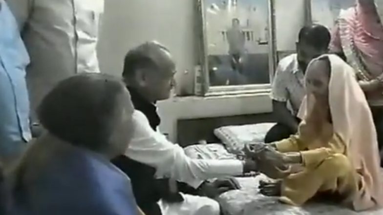 Ashok Gehlot Celebrates Raksha Bandhan Video: Vimla Devi, Congress Leader's Elder Sister, Ties Rakhi to Her Brother in Jodhpur, Heartwarming Clip Surfaces