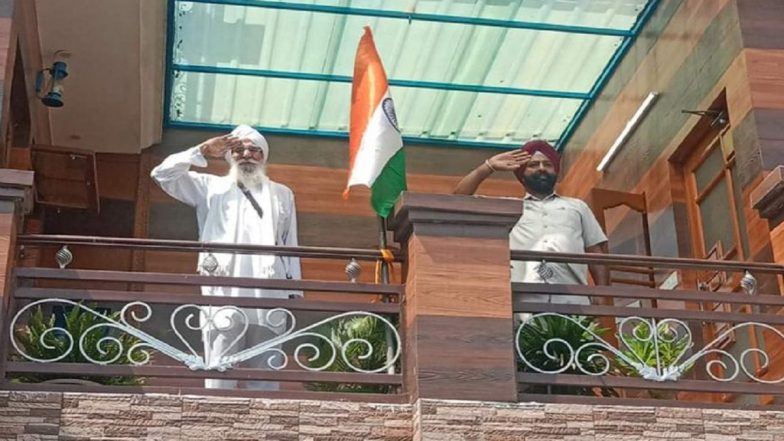 Karam Singh, 92-Years-Old Indian Army Veteran Who Took Part in 1962, 1965, and 1971 Wars, Hoists Tricolour at Jammu Residence on 77th Independence Day (See Photo)