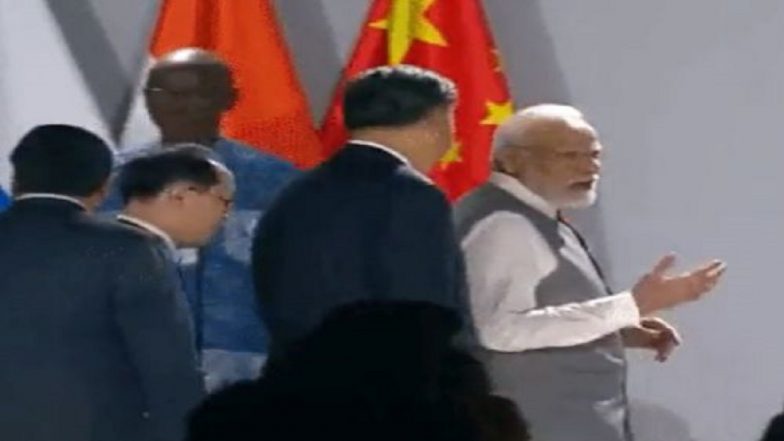 BRICS Summit 2023: PM Narendra Modi and Chinese President Xi Jinping Seen Having Brief Exchanges in Johannesburg (Watch Video)