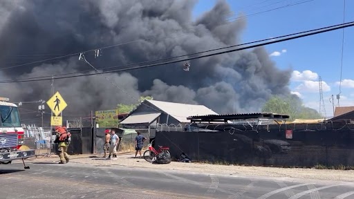 US Fire Videos: Massive Blaze Erupts at Industrial Buildings in Phoenix, Flames and Smoke Seen From Miles Away