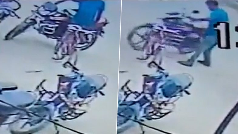 Bike Theft in UP Caught on Camera: Thief Steals Two-Wheeler Parked in Front of Medicity Hospital in Kushinagar in Broad Daylight, Viral Clip Surfaces