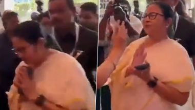 Mamata Banerjee Refuses to Apply Tilak on Forehead in Mumbai, BJP Says West Bengal CM 'Suffering From Extreme Hindumisia' as Video Goes Viral