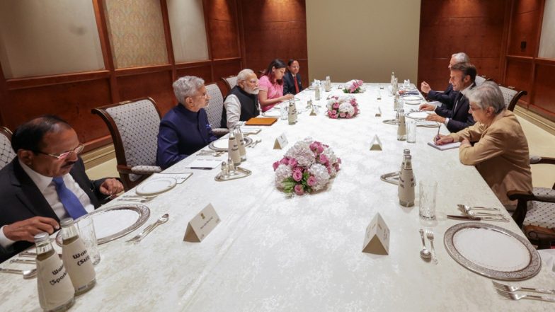 PM Narendra Modi and France President Emmanuel Macron Hold Working Lunch; EAM S Jaishankar, NSA Ajit Doval Join (See Pic)