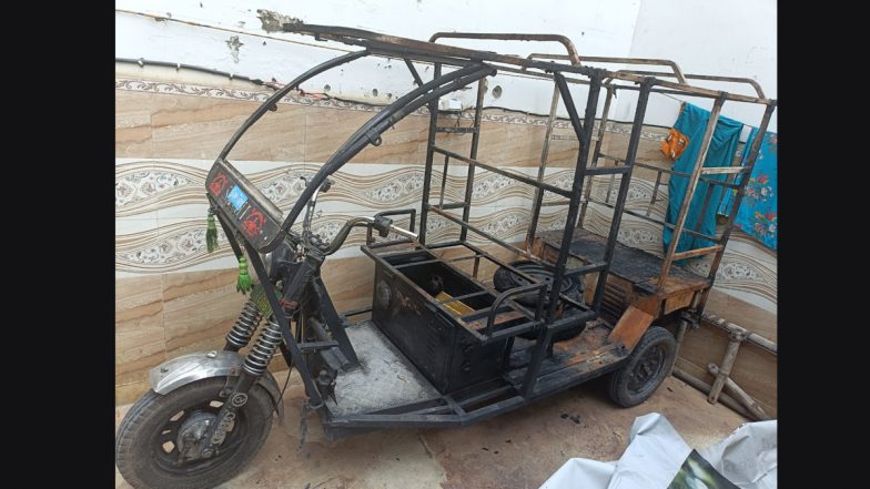 Delhi: E-Rickshaw Catches Fire in Nand Nagri; Woman Dead, Two Suffer Burn Injuries (See Pics)