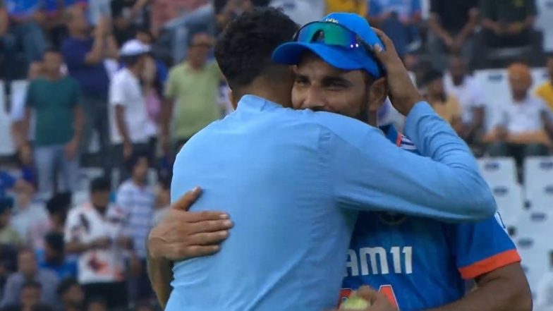 Mohammed Siraj Hugs Mohammed Shami After Veteran Indian Pacer Takes Five-Wicket Haul During IND vs AUS 1st ODI 2023, Picture Goes Viral