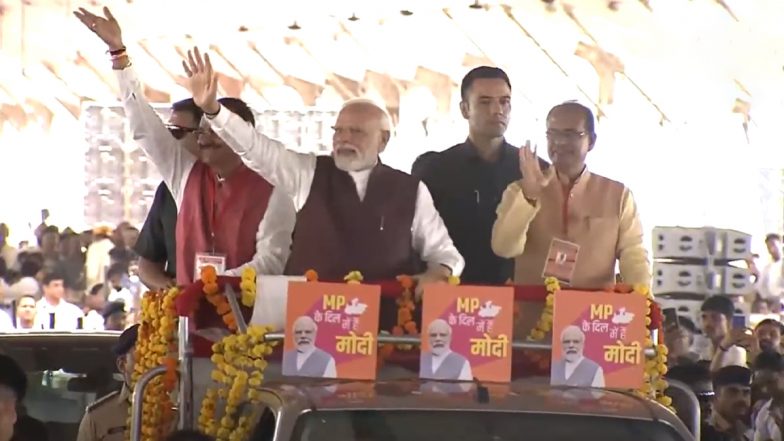 PM Narendra Modi Gets Grand Welcome as He Arrives in Bina to Lay Foundation Stone of Projects Worth Rs 50,700 Crore (Watch Video)