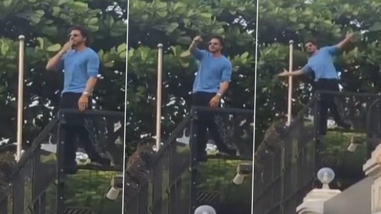 Shah Rukh Khan Greets Fans With His Signature Pose at Mannat, Jawan Actor Shows Love by Blowing Kisses to Crowd! (Watch Video)