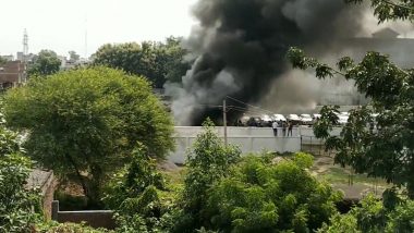 Uttar Pradesh Fire: Blaze Erupts at Warehouse in Prayagraj, Several Vehicles Damaged (Watch Video)