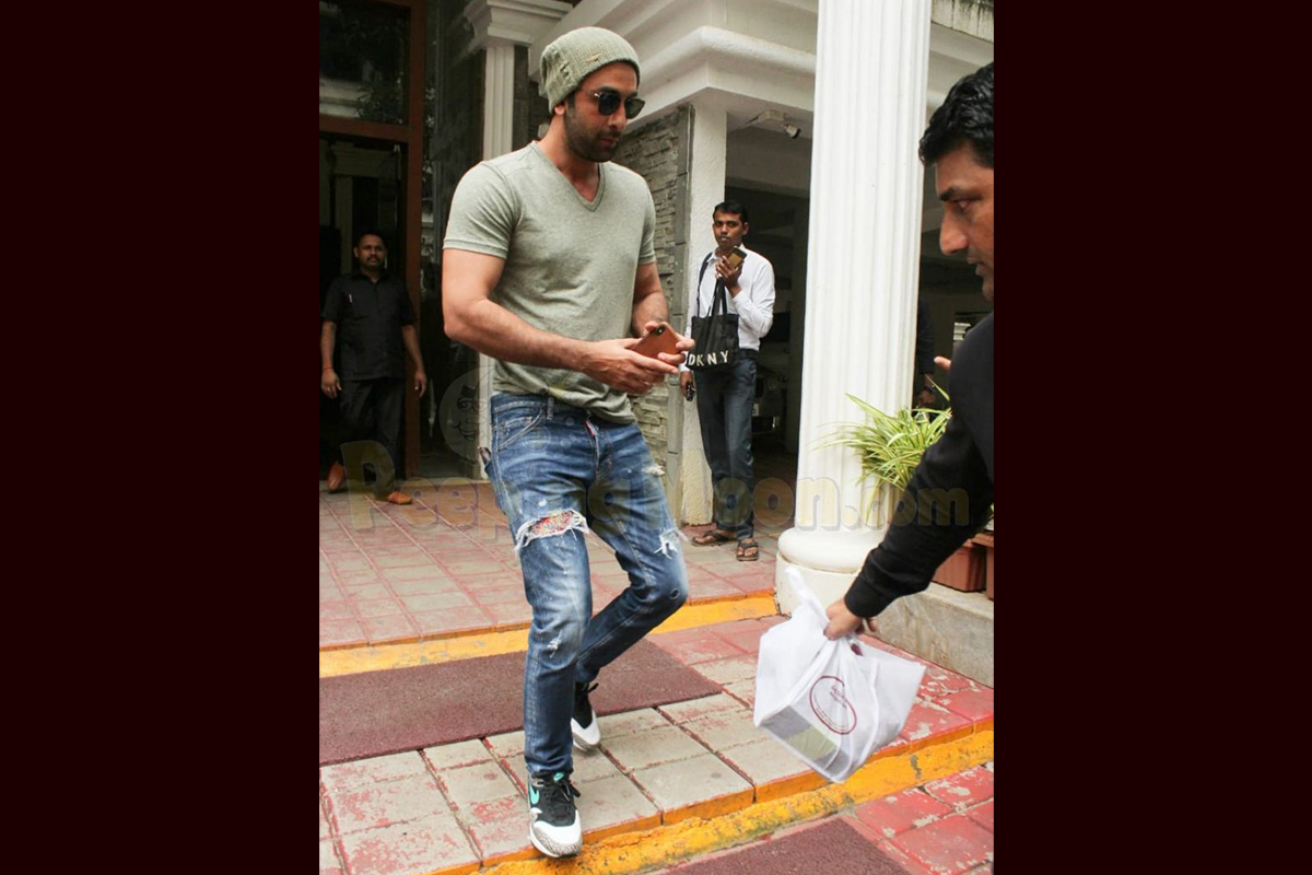 How to cop this Ranbir Kapoor black t shirt & jeans All black casual look