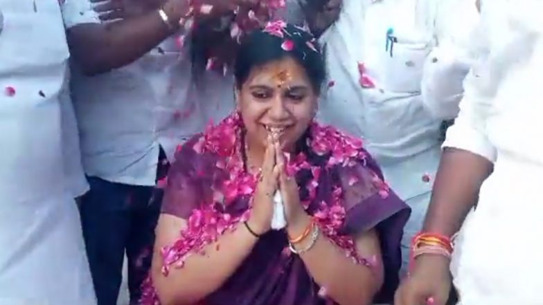 IAS Officer Divya Mittal Showered with Rose Petals at Farewell in Mirzapur After Her Transfer in Viral Video