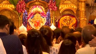 Ganesh Chaturthi 2023: Aarti Performed at Siddhivinayak Temple in Mumbai, Devotees Throng Over 200-Year-Old Shrine (Watch Video)