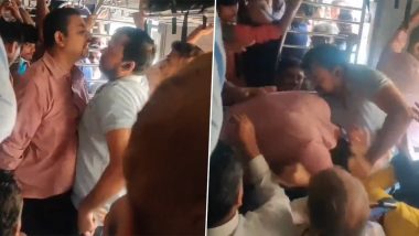 Fight Breaks Out in Mumbai Local: Slaps and Abuses Erupt in Crowded Train, Fellow Passengers Intervene (Watch Video)