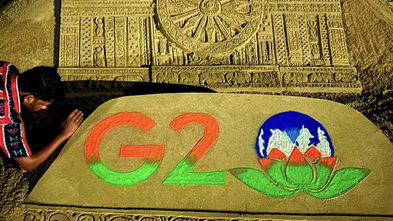 G20 Summit 2023: Sudarsan Pattnaik Makes Miniature Konark Wheel Sand Art at Puri Beach as PM Modi Receives World Leaders in Front of Konark Wheel Replica in New Delhi (See Pic)