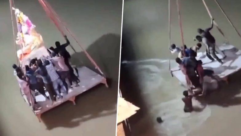 Andhra Pradesh: Two Youths Fell Into Water, One Washed Away During Ganpati Idol Immersion in Nandyal District, Video Surfaces