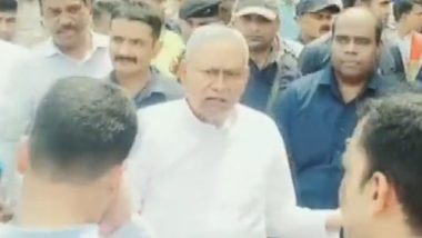 Bihar CM Nitish Kumar Fumes Over ‘English’ Board of Digital Library During Inauguration at Banka, Asks Officials to Get it Replaced (Watch Video)