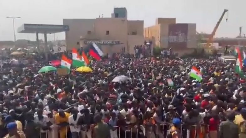 Niger: Massive Crowd Gathers in Rally Held in Capital City Niamey Seeking Withdrawal of French Troops From West African Country (Watch Video)