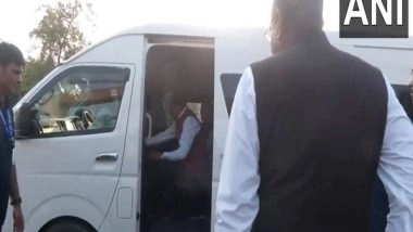 India News | G20 Summit: While Taking Stock, Delhi LG with Senior Officers Travel in Minibus to Avoid Inconvenience to Public 