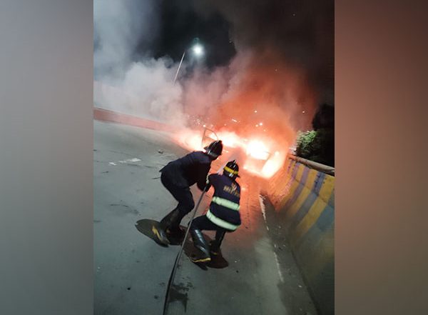 Thane: Moving Car Catches Fire on Mumbra Bypass Road, All Seven Occupants Pulled Out Safely (Watch Video)