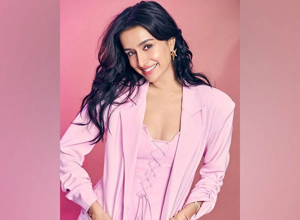 Entertainment News | Shraddha Kapoor Kickstarts Monday with Yoga