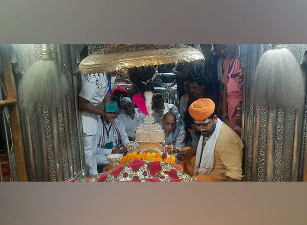India News | Rajasthan: Rajnath Singh Offers Prayers at Jaisalmer's Ramdevra Temple Ahead of Parivartan Sankalp Yatra