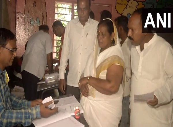 India News | Jharkhand: JMM Candidate from Dumri Casts Her Vote in Assembly Bypolls 
