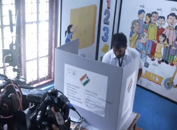 India News | Puthupally Bypoll: Congress Candidate Chandy Oommen Casts Vote