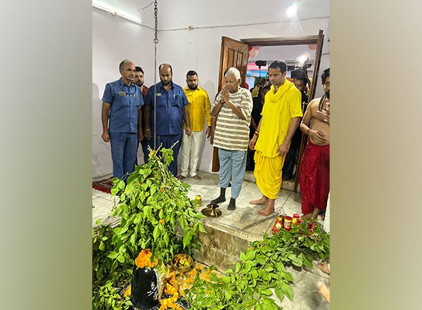 India News | Lalu Yadav, Tej Pratap Offers Prayer at Banke Bihari Temple in Patna on Janmashtami