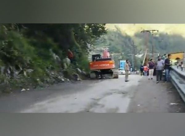 India News | Himachal Pradesh: National Highway-5 Blocked Due to Landslide Near Nigulsari in Kinnaur
