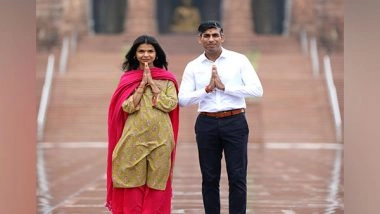 World News | ‘Proud Hindu’ Rishi Sunak, Wife Akshata Murty Offer Prayers at Delhi’s Akshardham Temple