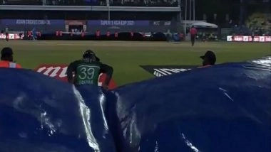Sports News | Asia Cup: Fakhar Zaman Helps Ground Staff Cover Pitch as Rain Interrupts India-Pakistan Clash