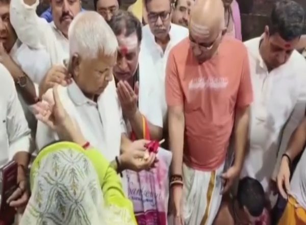 India News | Jharkhand: Lalu Yadav, Rabri Devi Offer Prayers at Baba Baidyanath Dham in Deoghar