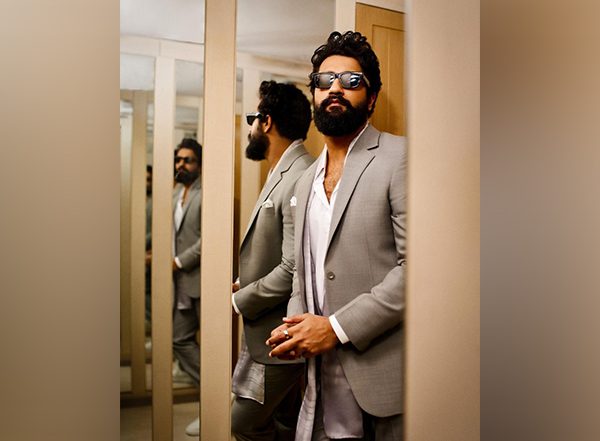 Entertainment News | Vicky Kaushal Grooves to Karan Aujla’s Punjabi Song ‘Chunni Meri Rang De Lalariya’, Check out