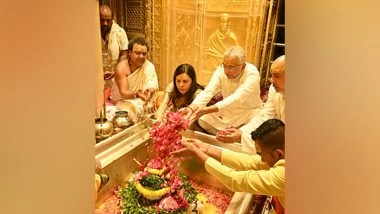 World News | Mauritius PM Jugnauth, His Wife Offer Prayers at Kashi Vishwanath Temple in Varanasi