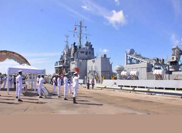 World News | Indian Naval Ship ‘Nireekshak’ Arrives at Trincomalee Port in Sri Lanka