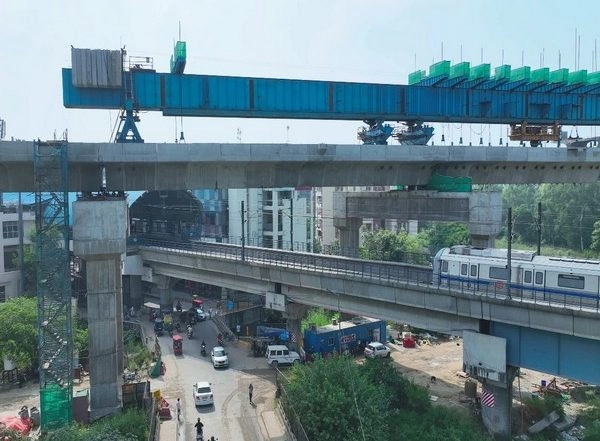 India News | RRTS Viaduct Constructs Crossing over Delhi Metro's Blue Line at New Ashok Nagar