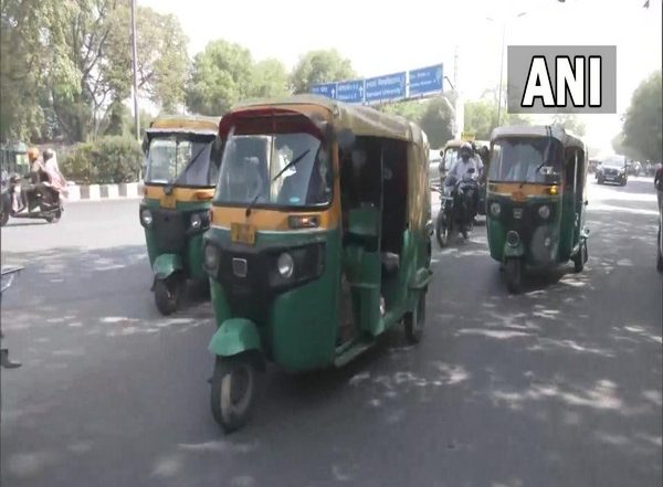 India News | Delhi: Two Phone Snatchers Arrested After 2-km Chase by Woman, Auto Driver