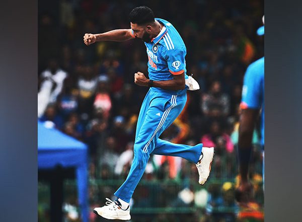 Sports News | Siraj's Dream Spell Rattles Sri Lanka's Batting Unit to Restrict Co-hosts on 50 Against India in Asia Cup Final