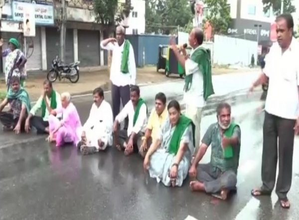 India News | Farmers Protest Against Authority's Directions to Karnataka Govt to Continue Supply of 5,000 Cusecs of Cauvery Water to Tamil Nadu
