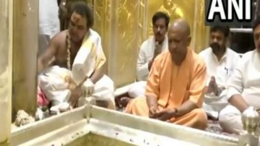 India News | Varanasi: CM Yogi Adityanath Offers Prayers at Kashi Vishwanath Temple