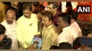 Sports News | Sunil Gavaskar Offers Prayers at Mumbai's Lalbaugcha Raja