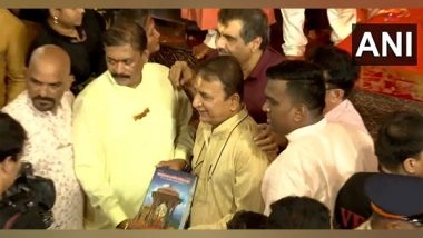 Sports News | Sunil Gavaskar Offers Prayers at Mumbai's Lalbaugcha Raja