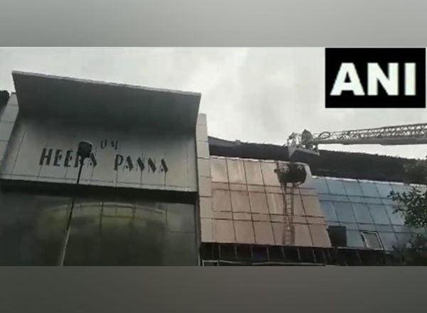 Mumbai Fire: Massive Blaze Erupts at Heera Panna Shopping Mall in Jogeshwari (Watch Videos)