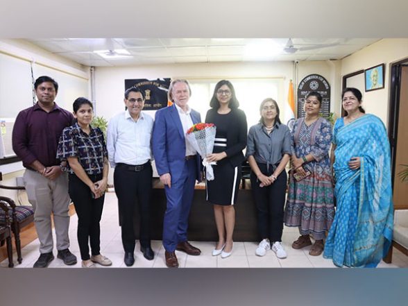 World News | Australian Envoy Philip Green Calls on Delhi Commission for Women Chief Swati Maliwal - Vimarsana News