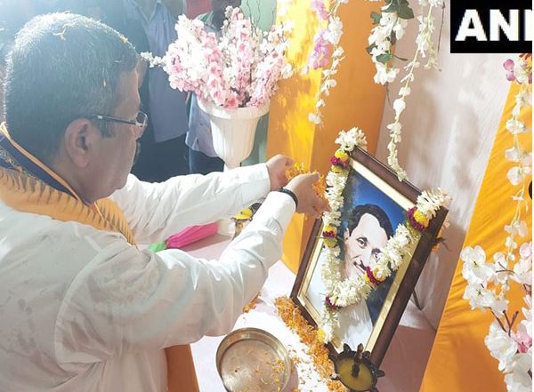 India News | Odisha: Union Minister Pradhan Pays Floral Tribute to Pandit Deendayal Upadhyaya on His Birth Anniversary  