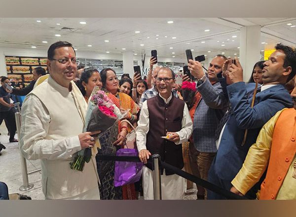 Uttarakhand Global Investors Summit 2023: CM Pushkar Singh Dhami Reaches London To Invite Industrialists, Gets Warms Welcome by Indian Diaspora (See Pics and Video)