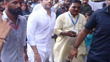 Entertainment News | Tusshar Kapoor Visits Lalbaugcha Raja to Seek Blessings of Lord Ganesha